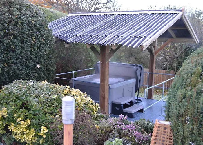 Ty Bach, 1 Bedroom Home With Hot Tub And Views