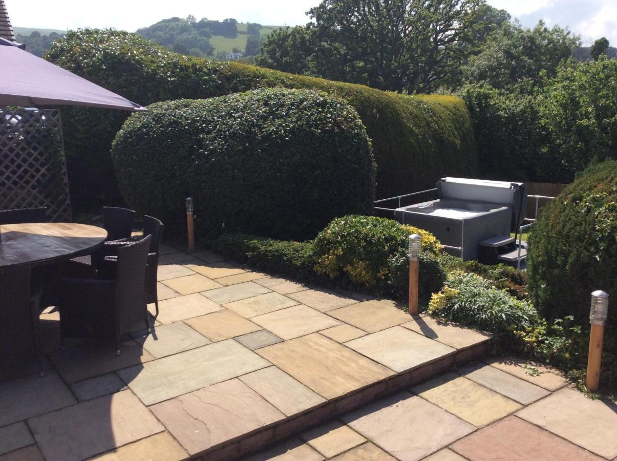 Ty Bach, 1 Bedroom With Hot Tub And Views Holiday home *